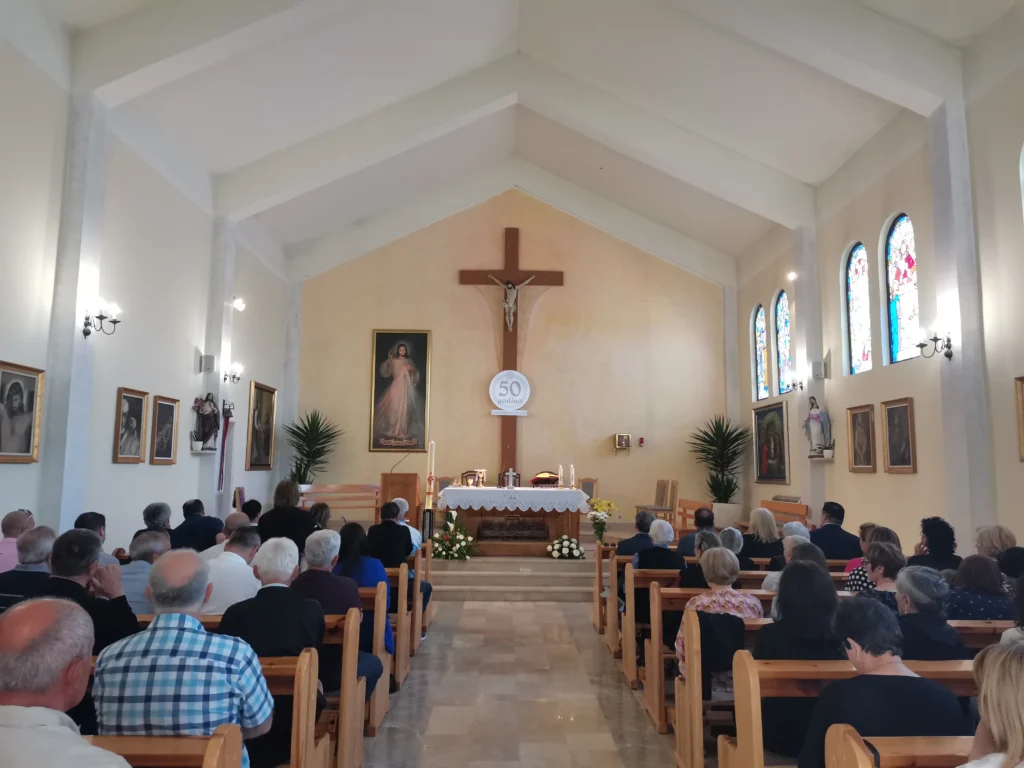 Unutrašnjost župne crkve u Hutovu danas