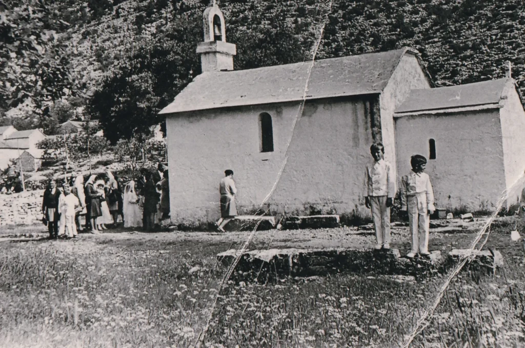 Kapelica sv. Luke, sv. Ivana i Gospe Lurdske, sagrađena 1907., u kojoj su se slavile svete Mise do gradnje župne kuće. Ovdje: prva sveta Pričest u kapelici 1975. godine – Vida Vukorep i sin joj Mile, prvopričesnik (lijevo)