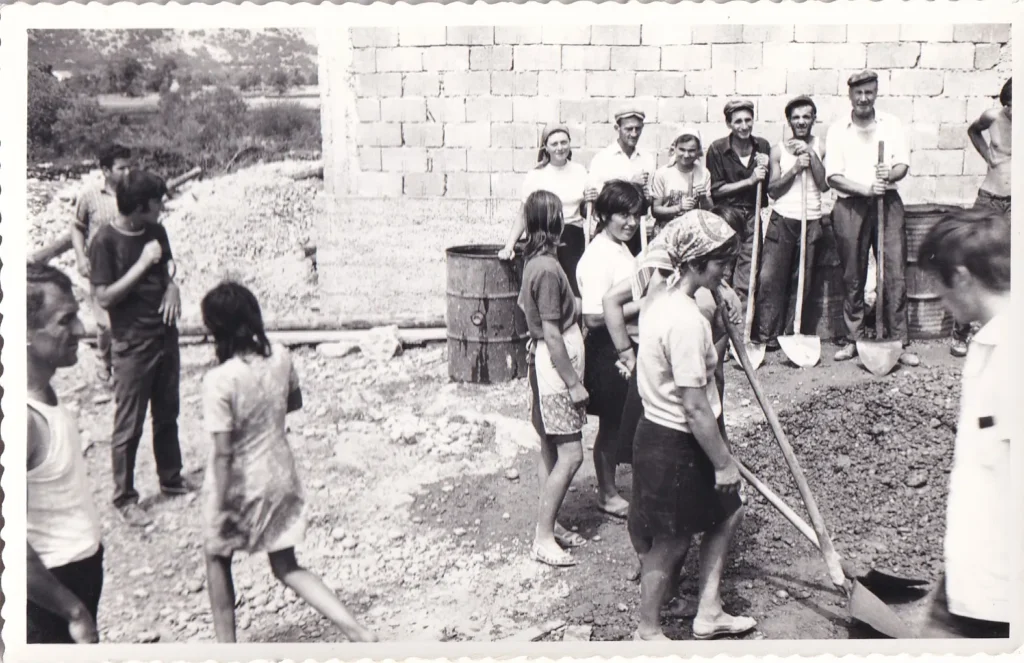 Hutovo, 1972. Izlijevanje gornje ploče župne kuće, slijeva: Niko Katić, Šćepan Obac; uza zid: Janja Konjevod, Ante Mustapić, Mara Konjevod (?), Mara Raič (Previšić, Đurina), Ivan Gustin, Pero Matić (poštar)