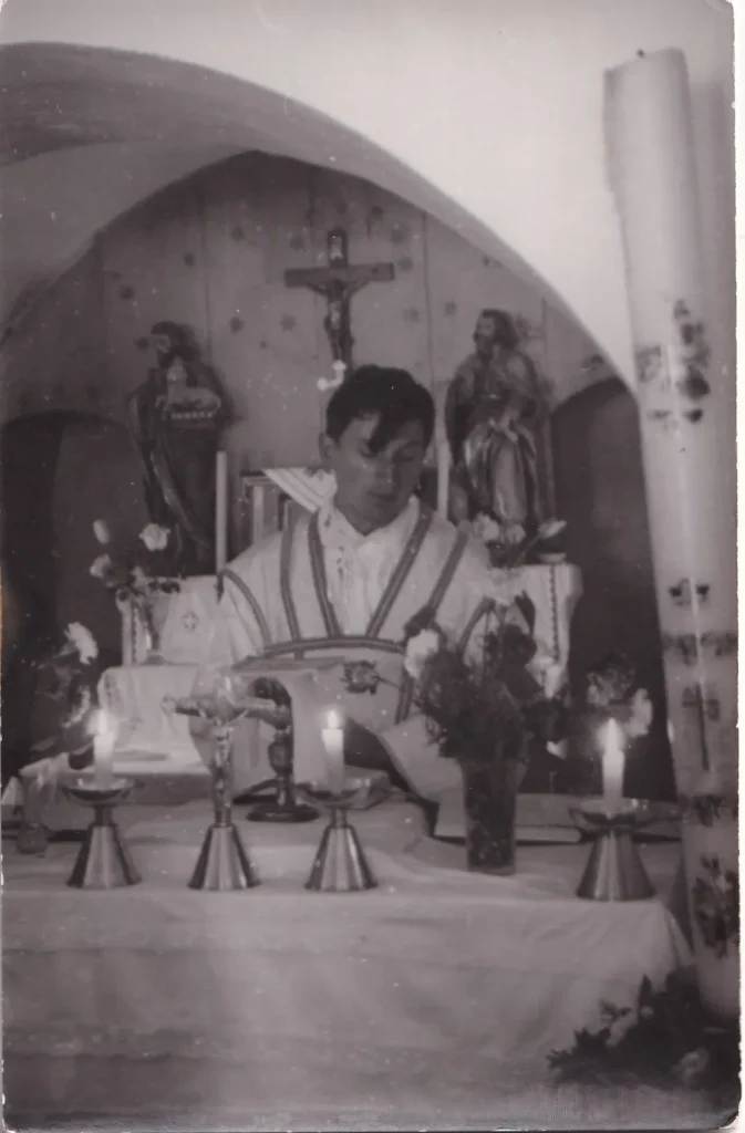 Kapelica sv. Luke i sv. Ivana, 1972. Župnik don Bariša Čarapina slavi svetu Misu