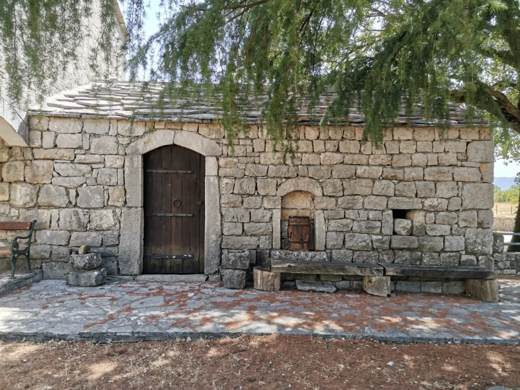Stojaća kuća u sklopu Zavičajne spomen-kuće Hutovo