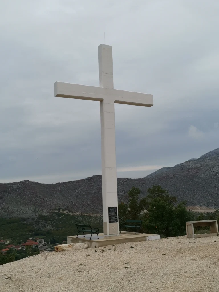 Spomen-križ pastiricama na brdu iznad župne crkve, 2022.