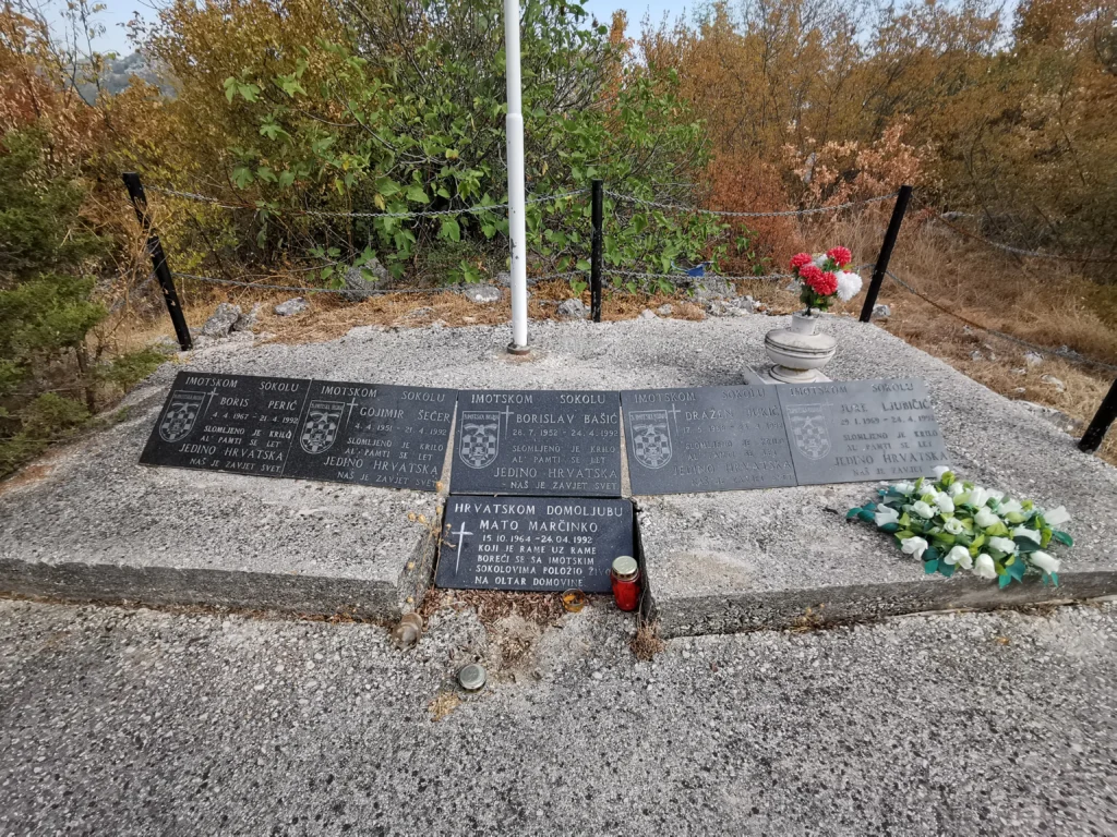 Krtine: spomenik šestorici hrvatskih branitelja poginulih 1992. na ovom području