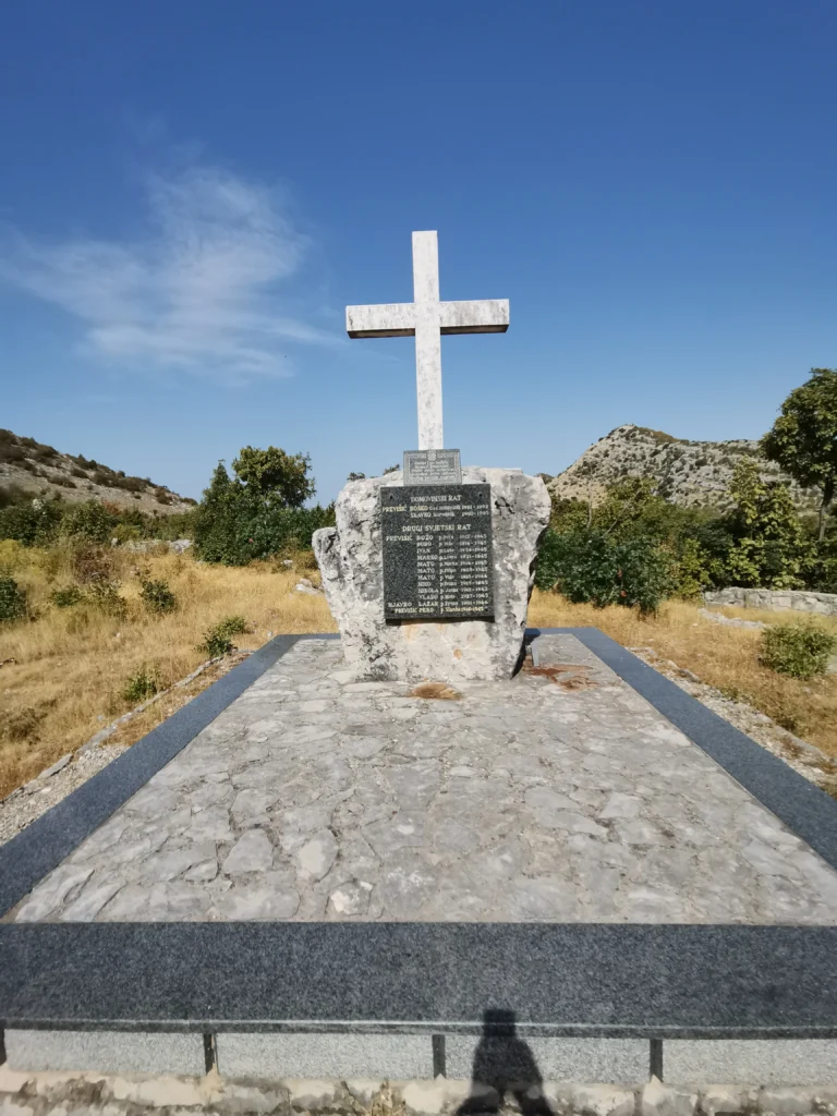 Spomenik u groblju na Previši u čast poginulima u Drugome svjetskom i Domovinskom ratu