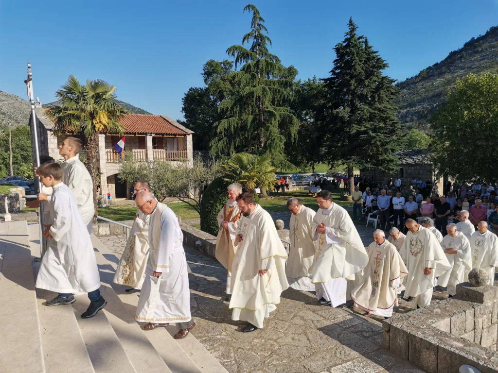 Hutovo, 15. svibnja 2022. Svečana procesija u povodu proslave jubilarne 50. obljetnice župe Hutovo