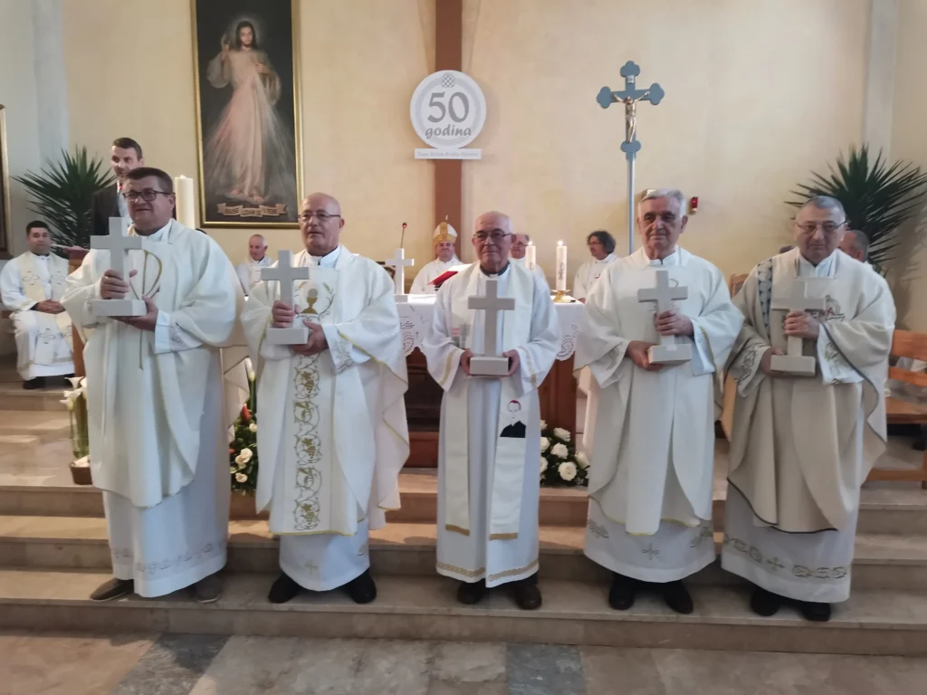 Jubilarni križ na dar među ostalima primili su: don Nedjeljko Krešić, rodom iz Hutova; don Đuro Bender, rodom iz župe Hutovo; don Mijo Klarić, 3. župnik Hutova; don Ivica Puljić, 4. župnik Hutova; don Anđelko Planinić, 7. župnik Hutova